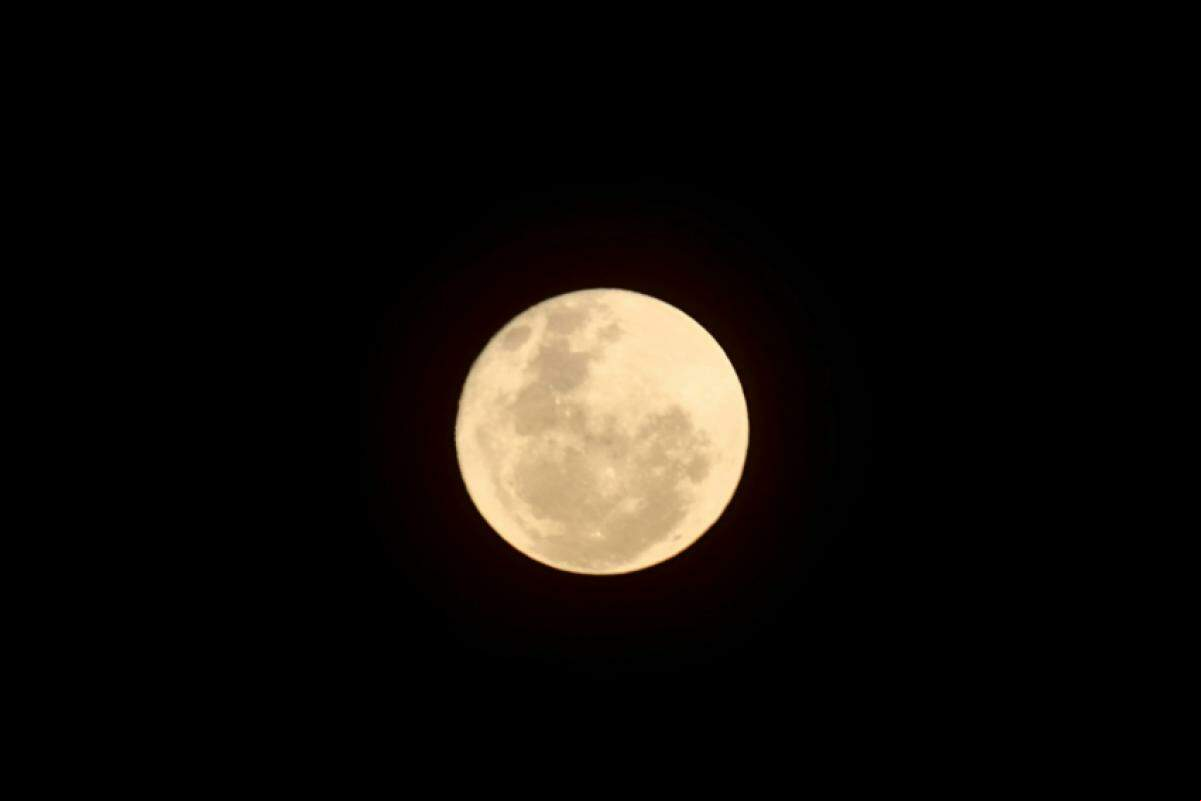 Lua vista no céu de Franca nesta quarta-feira
