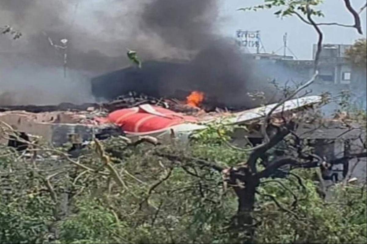 A aeronave com 242 ageiros caiu logo após a decolagem do aeroporto de Ahmedabad
