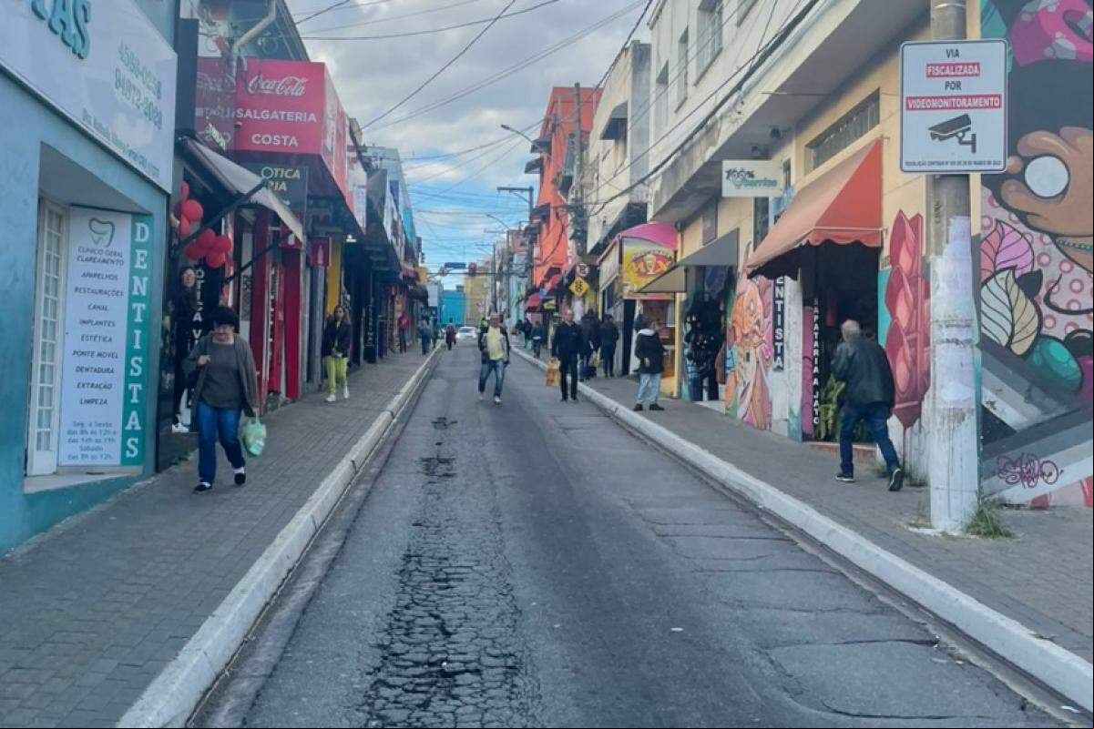 Muitos casais deixaram a compra do presente para a última hora e foram ao comércio do Centro nesta quarta-feira (11)